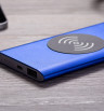 niebieski power bank z ładowarką indukcyjną